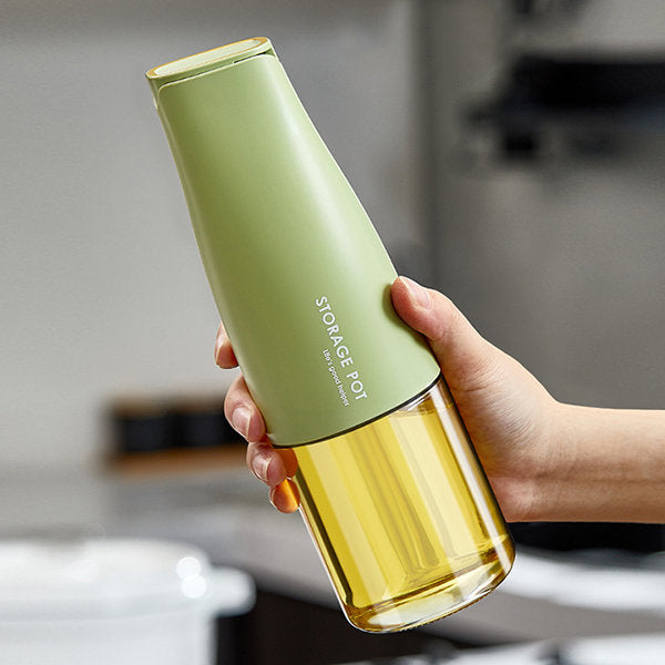 Someone is holding a 500ml automatic opening and closing bottle
