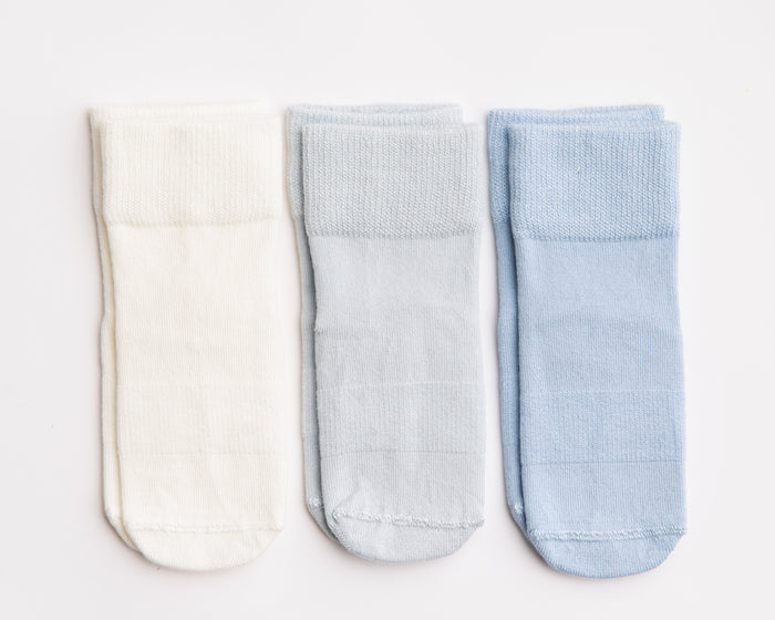 Casen kids socks: three socks in ivory and two shades of pale blue. Squid Socks, the brand seen on Shark Tank.