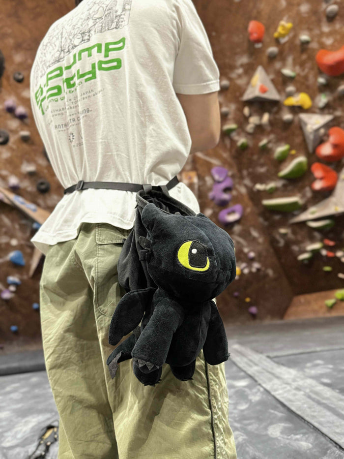 A soft and fluffy Night Fury Toothless "Classic Face" plush chalk bag by Fatworm. Featuring large expressive eyes and a long-durable handmade design, this cute and functional gear is the perfect climbing gift for climbers.